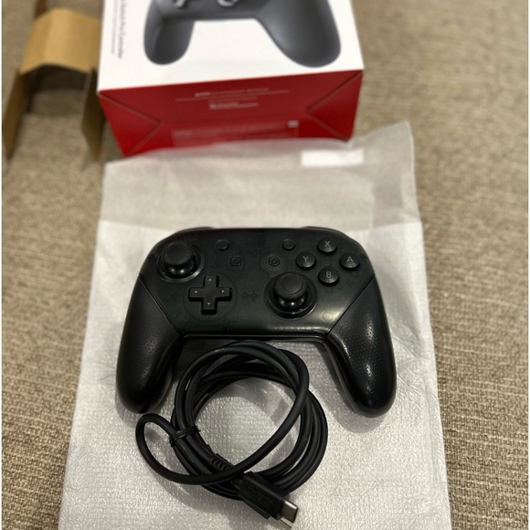 Used Nintendo Switch Pro Controller - Picture 7 of 8